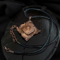 Уникальное колье, выполненное в технике гальванопластика — его центральным элементом стал хвостик от хурмы, превращённый в произведение искусства. Тёплые оттенки коричневого, медного и шоколадного окутывают подвеску, создавая ощущение природной гармонии и уюта.