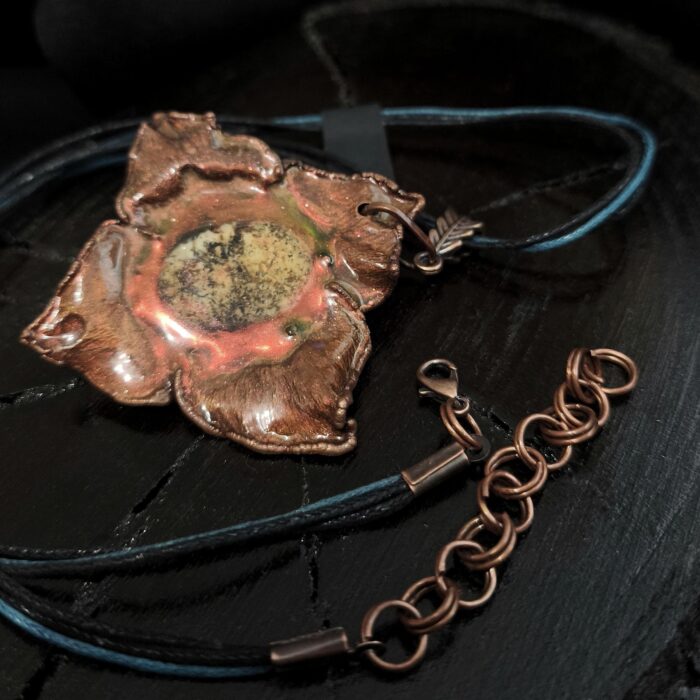 Уникальное колье, выполненное в технике гальванопластика — его центральным элементом стал хвостик от хурмы, превращённый в произведение искусства. Тёплые оттенки коричневого, медного и шоколадного окутывают подвеску, создавая ощущение природной гармонии и уюта.