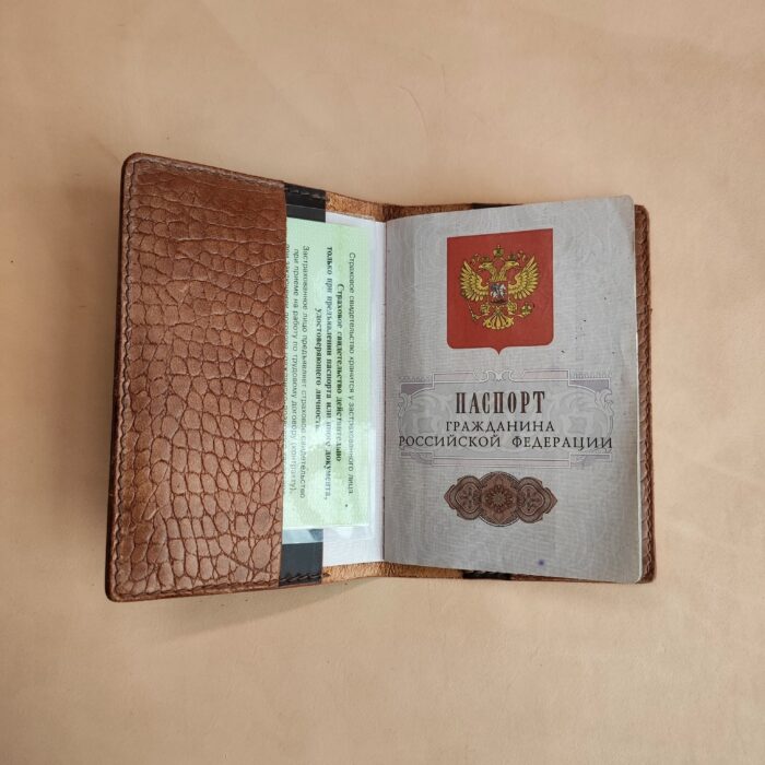 Обложка для паспорта из натуральной кожи с тиснением «Шеридан» — изображение 6