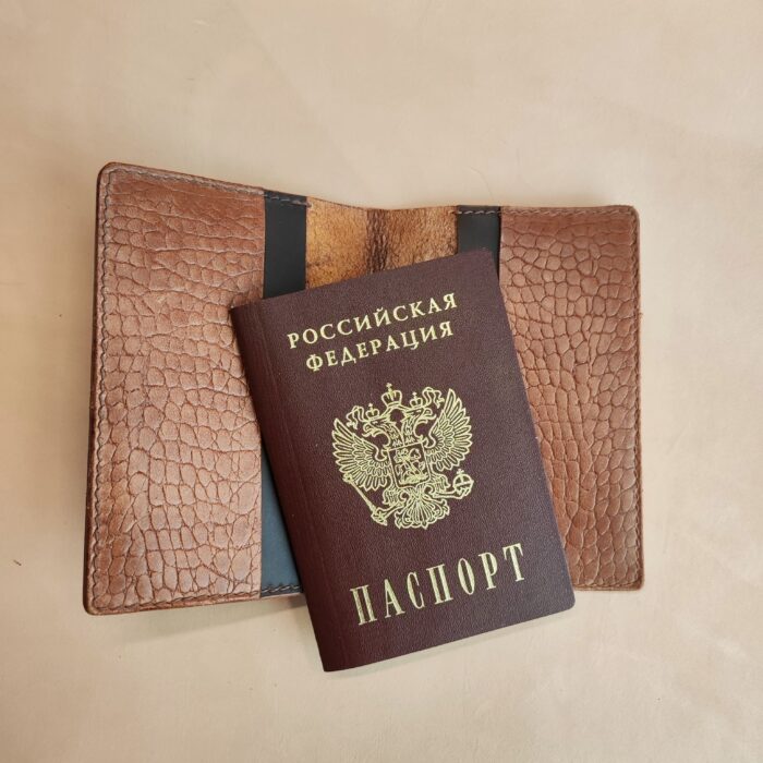 Обложка для паспорта из натуральной кожи с тиснением «Шеридан» — изображение 5