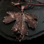 Это изысканное колье, созданное в технике гальванопластика, представляет собой реалистичный лист куста Смородины. Тонкий вощёный шнур подчеркивает природную красоту изделия.