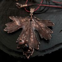 Это изысканное колье, созданное в технике гальванопластика, представляет собой реалистичный лист куста Смородины. Тонкий вощёный шнур подчеркивает природную красоту изделия.