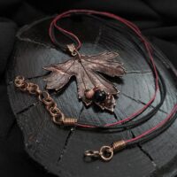 Это изысканное колье, созданное в технике гальванопластика, представляет собой реалистичный лист куста Смородины. Тонкий вощёный шнур подчеркивает природную красоту изделия.