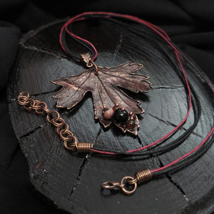 Это изысканное колье, созданное в технике гальванопластика, представляет собой реалистичный лист куста Смородины. Тонкий вощёный шнур подчеркивает природную красоту изделия.