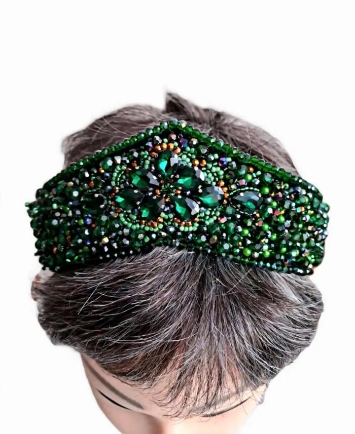 Кокошник ручной работы из изумрудных бусин — изображение 2