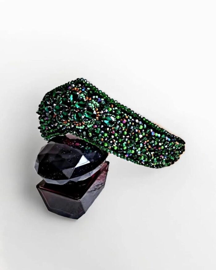 Кокошник ручной работы из изумрудных бусин — изображение 3