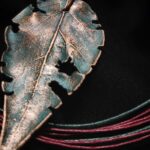 Завораживающее колье, в центре которого — подвеска в виде листа сирени, созданная с помощью техники гальванопластика. Лист словно хранит в себе историю: фактурные прожилки рассказывают о его жизни, а неровные, «объеденные» гусеницами края придают украшению особую, дикую прелесть, будто он только что был сорван в заросшем саду.