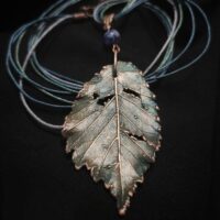Утончённое колье, центральным элементом которого служит подвеска в виде листа Вяза, выполненная с помощью техники гальванопластика. Лист словно хранит в себе дыхание леса: его поверхность изобилует фактурными прожилками и природными дырочками, придающими украшению неповторимую естественность.