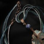 Утончённое колье, центральным элементом которого служит подвеска в виде листа Вяза, выполненная с помощью техники гальванопластика. Лист словно хранит в себе дыхание леса: его поверхность изобилует фактурными прожилками и природными дырочками, придающими украшению неповторимую естественность.