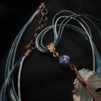 Утончённое колье, центральным элементом которого служит подвеска в виде листа Вяза, выполненная с помощью техники гальванопластика. Лист словно хранит в себе дыхание леса: его поверхность изобилует фактурными прожилками и природными дырочками, придающими украшению неповторимую естественность.