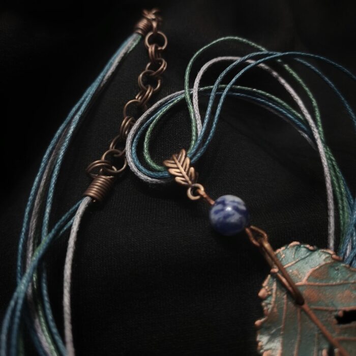 Утончённое колье, центральным элементом которого служит подвеска в виде листа Вяза, выполненная с помощью техники гальванопластика. Лист словно хранит в себе дыхание леса: его поверхность изобилует фактурными прожилками и природными дырочками, придающими украшению неповторимую естественность.