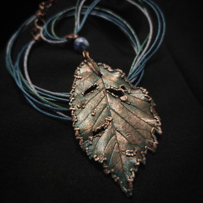 Утончённое колье, центральным элементом которого служит подвеска в виде листа Вяза, выполненная с помощью техники гальванопластика. Лист словно хранит в себе дыхание леса: его поверхность изобилует фактурными прожилками и природными дырочками, придающими украшению неповторимую естественность.