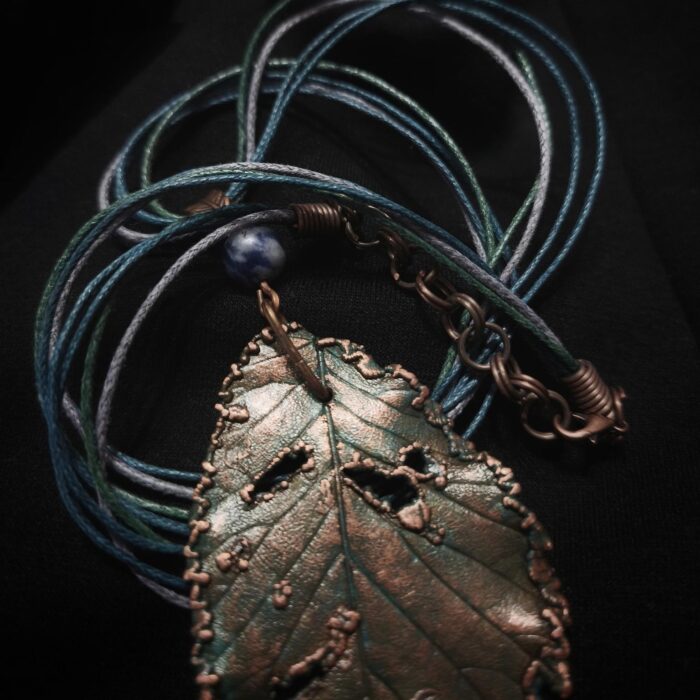 Утончённое колье, центральным элементом которого служит подвеска в виде листа Вяза, выполненная с помощью техники гальванопластика. Лист словно хранит в себе дыхание леса: его поверхность изобилует фактурными прожилками и природными дырочками, придающими украшению неповторимую естественность.