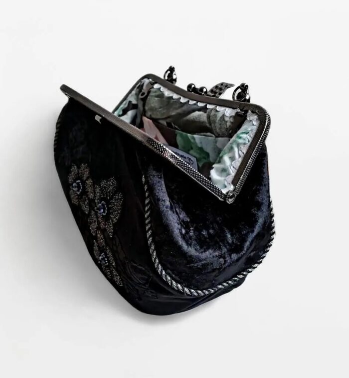 Сумка ручной работы из чёрной экозамши с аппликацией — изображение 2