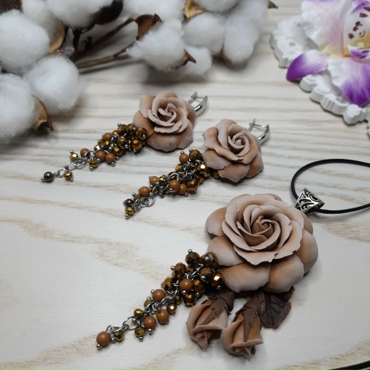 VLNnGNie7vwchefDQRaMU4Wyxprg2HUQMBmFlg_n49MfGGmc01xJlj4gE7wSBMFjfFFBupe7LYkklzm6WF_CCmn7 Комплект подвеска и серьги — изображение 1