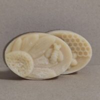 Это мыло — воплощение заботы и нежности, соединившее в себе дары природы: питательное молоко и целебный мёд. Каждый брусок создаётся вручную с соблюдением традиционных техник мыловарения, чтобы подарить вашей коже мягкость и сияние.