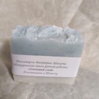 Это мыло — воплощение свежести и чистоты первозданной природы. Аромат переносит в мир горных вершин, прохладных водопадов и кристально‑прозрачного воздуха после грозы. Каждый брусок создаётся вручную с заботой о коже и окружающей среде.