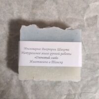 Это мыло — воплощение свежести и чистоты первозданной природы. Аромат переносит в мир горных вершин, прохладных водопадов и кристально‑прозрачного воздуха после грозы. Каждый брусок создаётся вручную с заботой о коже и окружающей среде.