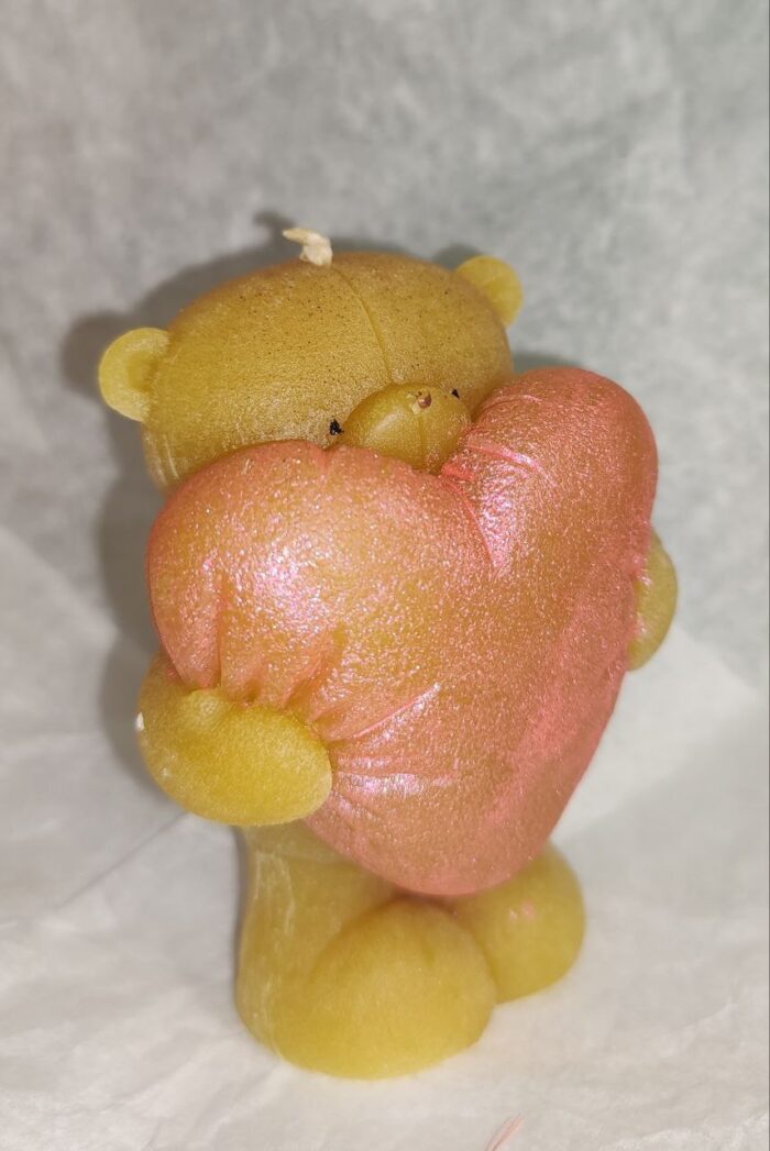 Свеча «Мишка с сердцем» из пчелиного воска