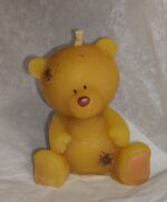 Свеча «Мишка Тедди» из натурального пчелиного воска — очаровательный предмет интерьера, сочетающий в себе природную эстетику и трогательный дизайн.