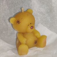 Свеча «Мишка Тедди» из натурального пчелиного воска — очаровательный предмет интерьера, сочетающий в себе природную эстетику и трогательный дизайн.