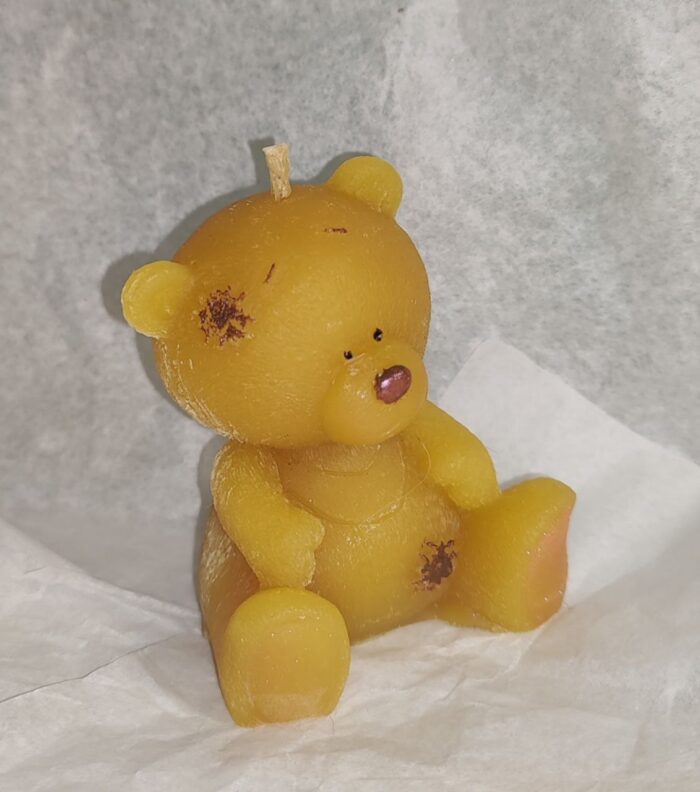 Свеча «Мишка Тедди» из натурального пчелиного воска — очаровательный предмет интерьера, сочетающий в себе природную эстетику и трогательный дизайн.