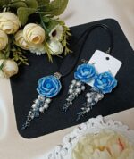 Эти изысканные комплекты украшений ручной работы состоят из кулона и серёг, выполненных из полимерной глины. Центральным элементом каждого изделия является объёмный цветок с реалистичной проработкой лепестков — они выглядят почти как живые.