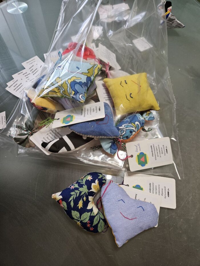 Декоративные миниподушки-антистресс пэчворк и вязание — изображение 5