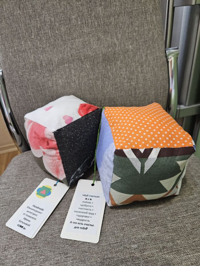 Декоративные миниподушки-антистресс пэчворк и вязание — изображение 6