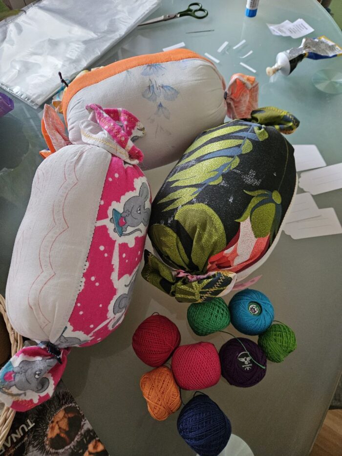 Декоративные миниподушки-антистресс пэчворк и вязание — изображение 3