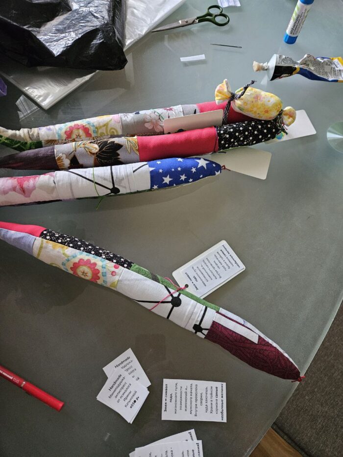 Декоративные миниподушки-антистресс пэчворк и вязание — изображение 9