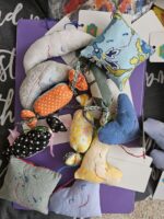 Декоративные миниподушки-антистресс пэчворк и вязание — изображение 16