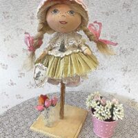 Мастерская Душевные куклы- это творческое пространство, гле рождаются уникальные игрушки.Здесь сочетаются ремесленное мастерство и художественное видение, превращая материалы в ожившие образы!