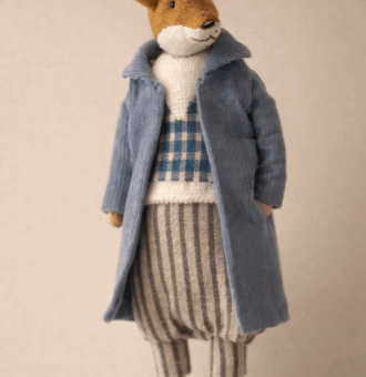 Лис Борис — авторская миниатюрная игрушка ручной работы, созданная в магазине «Волшебная Мастерская», тёплый интерьерный персонаж с выразительным характером и настроением.