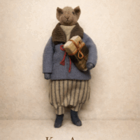 Кот Арчи — интерьерная авторская игрушка ручной работы из серии «Крохотные истории». Каждый Арчи создаётся в единственном экземпляре, с вниманием к фактуре тканей, посадке одежды и настроению образа.