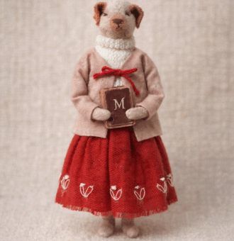 Авторская игрушка ручной работы собачка Молли из серии «Крохотные истории» от магазина «Волшебная Мастерская». Маленький персонаж с большим настроением и тихой историей.