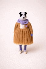 Панда Рита — авторская миниатюрная игрушка ручной работы, созданная в магазине «Волшебная Мастерская», утончённая дама с безупречным вкусом.