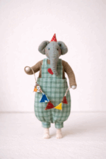 Слон Моня — авторская миниатюрная игрушка ручной работы, созданная в магазине «Волшебная Мастерская». Моня - хранитель праздника и хорошего настроения.