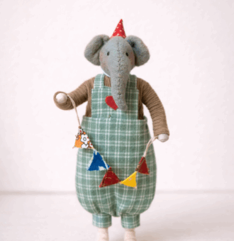 Слон Моня — авторская миниатюрная игрушка ручной работы, созданная в магазине «Волшебная Мастерская». Моня - хранитель праздника и хорошего настроения.