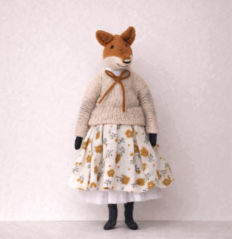 Лисичка Аля — авторская миниатюрная игрушка ручной работы, созданная в магазине «Волшебная Мастерская». Аля - это уютный персонаж с характером, она любит тишину, книги и тёплые вечера дома.