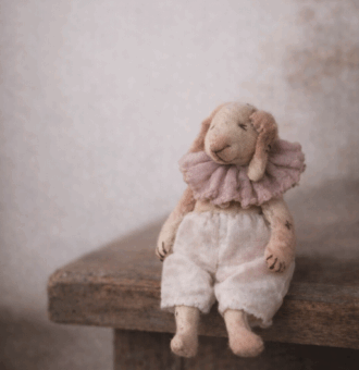 Авторская игрушка ручной работы зайка Бусинка от магазина «Волшебная Мастерская». Каждый персонаж создаётся вручную в единственном экземпляре. Дом, где живут истории.