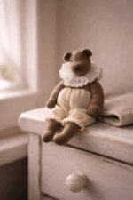 Авторская игрушка ручной работы медвежонок Кроха от магазина «Волшебная Мастерская». Каждый персонаж создаётся вручную в единственном экземпляре. Дом, где живут истории.