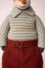 Лис Аркадий —авторская миниатюрная игрушка ручной работы, созданная в магазине «Волшебная Мастерская». Лис Аркадий тот самый герой, который живёт в тихих вечерах, звуках гитары и строках нотной тетради.