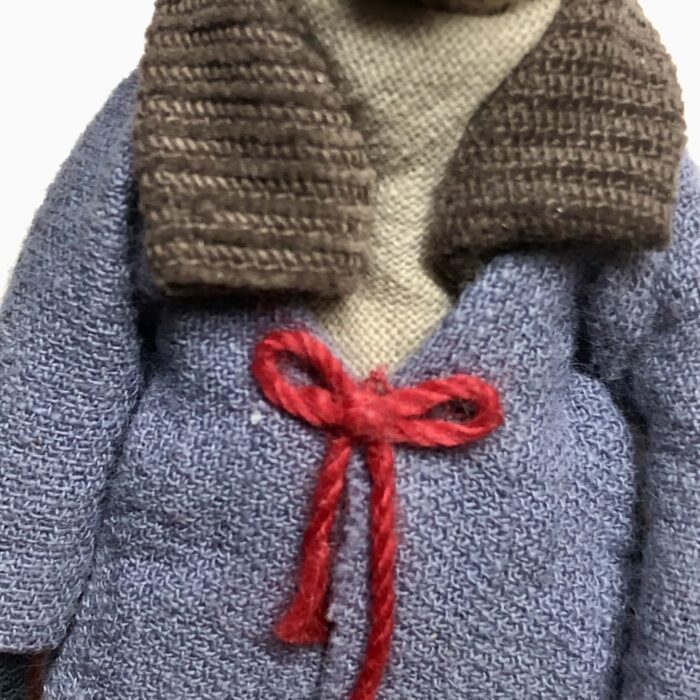 Кот Арчи — интерьерная авторская игрушка ручной работы из серии «Крохотные истории». Каждый Арчи создаётся в единственном экземпляре, с вниманием к фактуре тканей, посадке одежды и настроению образа.