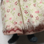 Кошечка Тина — нежная героиня серии «Крохотные истории». Теплая, спокойная, немного задумчивая — она словно хранит тихие домашние тайны. Создана вручную в Волшебной Мастерской с любовью к деталям и настроению.