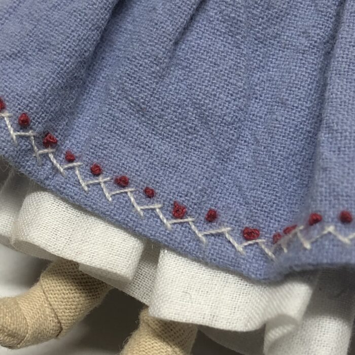 Зайка Зоя — авторская миниатюрная игрушка ручной работы из серии «Крохотные истории», созданная в Волшебной Мастерской.