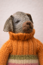 Пёс Макар — авторская миниатюрная игрушка ручной работы из серии «Крохотные истории», созданная в магазине «Волшебная Мастерская».