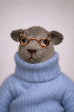 Медведь Антон — миниатюрная авторская игрушка ручной работы из серии «Крохотные истории», созданная в магазине «Волшебная Мастерская».