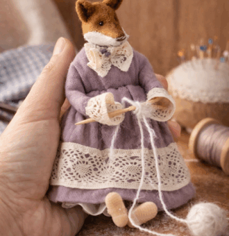 Нежная лисичка Елизавета - авторская миниатюрная игрушка ручной работы, созданная в магазине «Волшебная Мастерская», с утончённым характером и винтажным настроением.