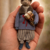 Кот Арчи — интерьерная авторская игрушка ручной работы из серии «Крохотные истории». Каждый Арчи создаётся в единственном экземпляре, с вниманием к фактуре тканей, посадке одежды и настроению образа.